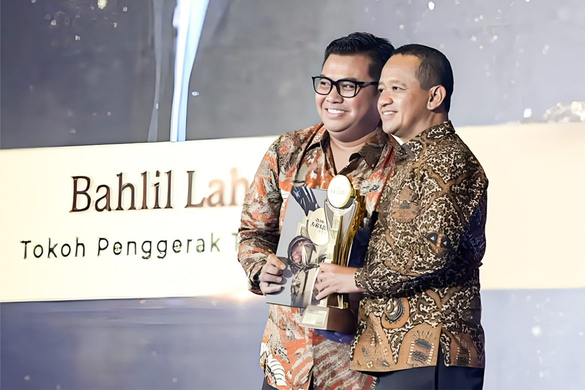 Bahlil Lahadalia Raih Penghargaan Tokoh Penggerak Transisi Energi